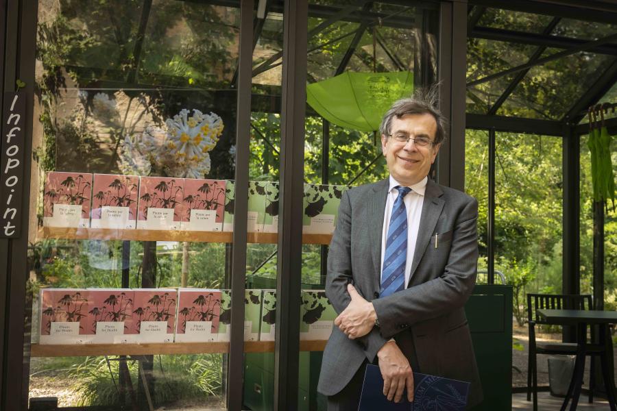 Il rettore Elio Franzini davanti al nuovo InfoPoint dell'Orto Botanico di Brera - Foto Marco Riva