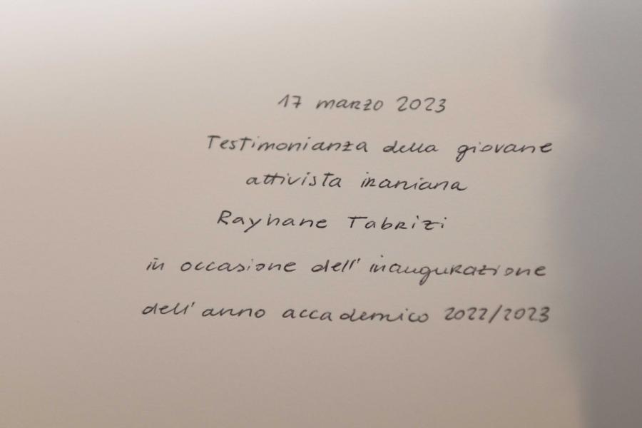 La scritta sul Libro d'onore dell'Ateneo - Foto di Marco Riva