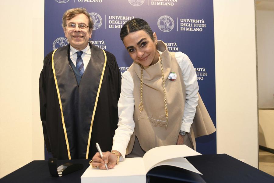 Il rettore Elio Franzini con Rayhane Tabrizi in occasione della firma del Libro d'onore della Statale - Foto di Marco Riva