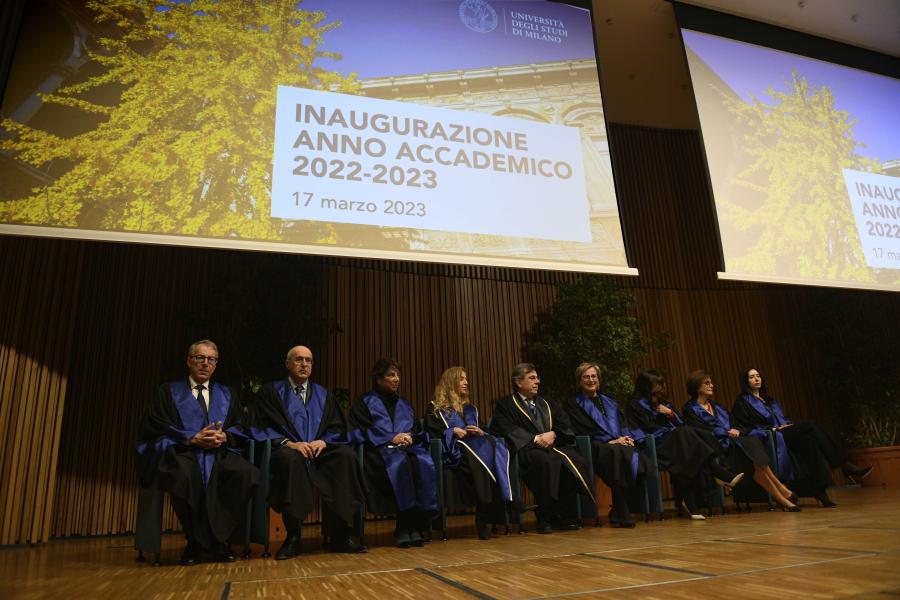 Il rettore Elio Franzini e i prorettori sul palco dell'Aula Magna - Foto di Marco Riva