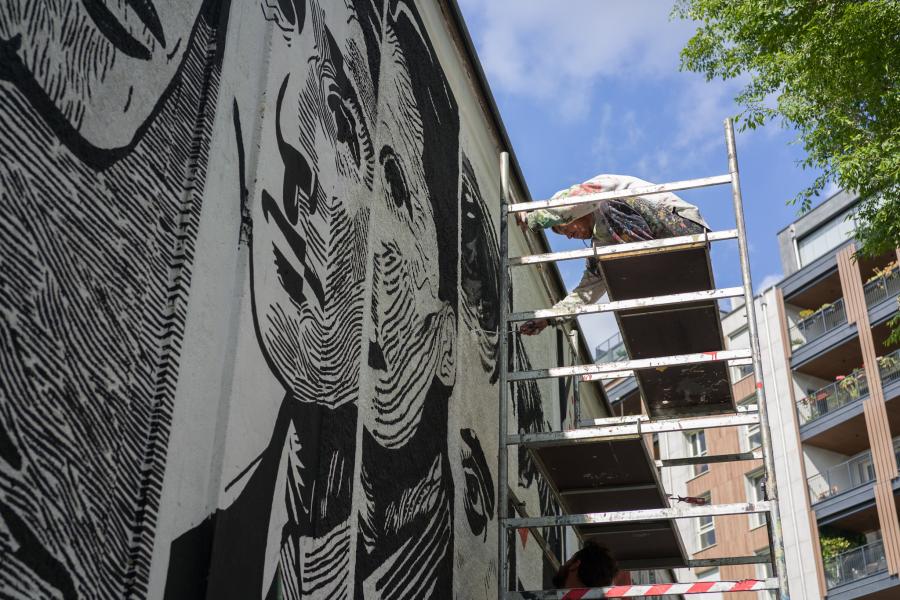 La realizzazione del murale - Foto di Valeria Abis e Alessio Perboni