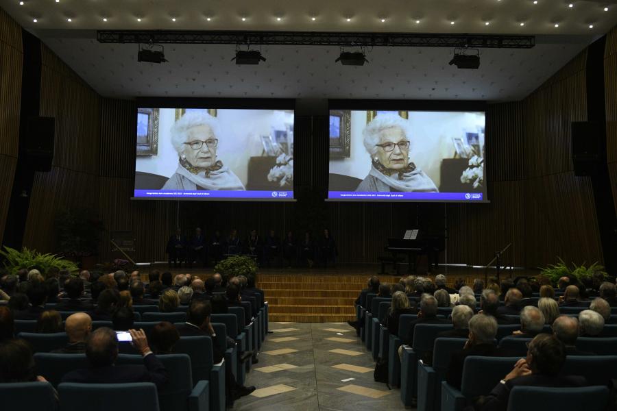 La proiezione del video con la testimonianza, tra le altre, di Liliana Segre - Foto di Marco Riva