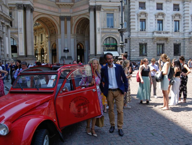 Bertolé e Abbracchio vicino alla 2CV