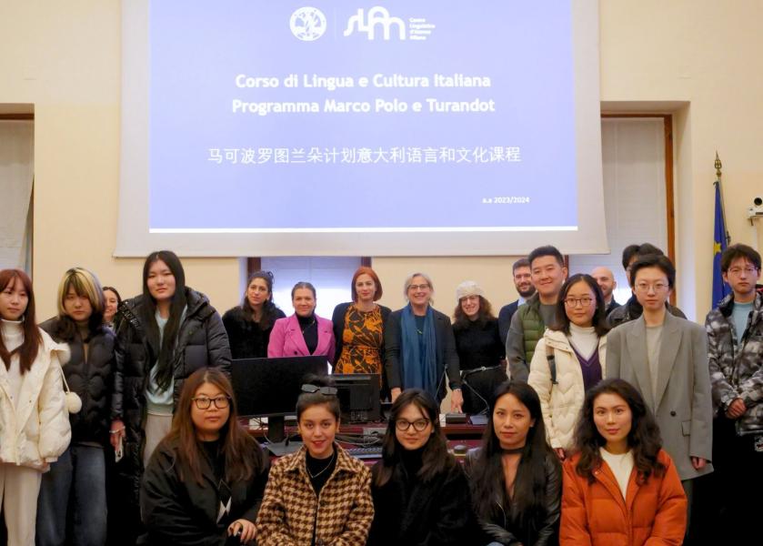 La prorettrice all’Internazionalizzazione Antonella Baldi dà il benvenuto a studentesse e studenti di nazionalità cinese che aderiscono al Programma Marco Polo e Turandot.