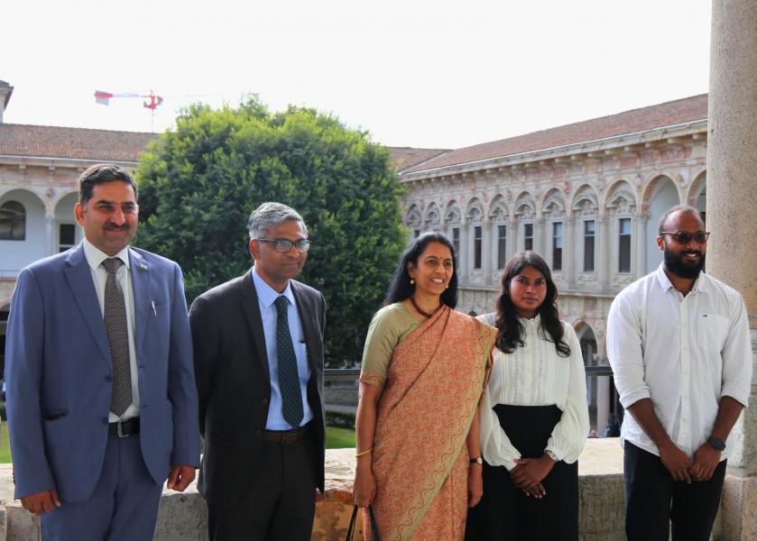  Amararam Gurjar dell’Ambasciata indiana, il console indiano Lavanya Kumar, l’ambasciatrice indiana H.E. Vani Rao, e i due Phd Sai Bonumallu e Tamil Sundaram.