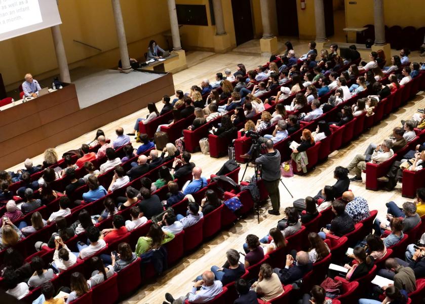 Un momento della lectio di Peter Singer nella sala Pio XII di via Sant'Antonio