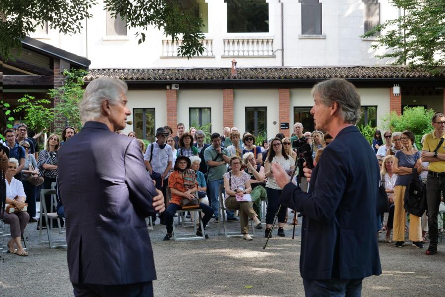 Il pubblico all’evento all’Orto Botanico di Brera, parte del palinsesto delle celebrazioni del Centenario dell’Università degli Studi di Milano. 