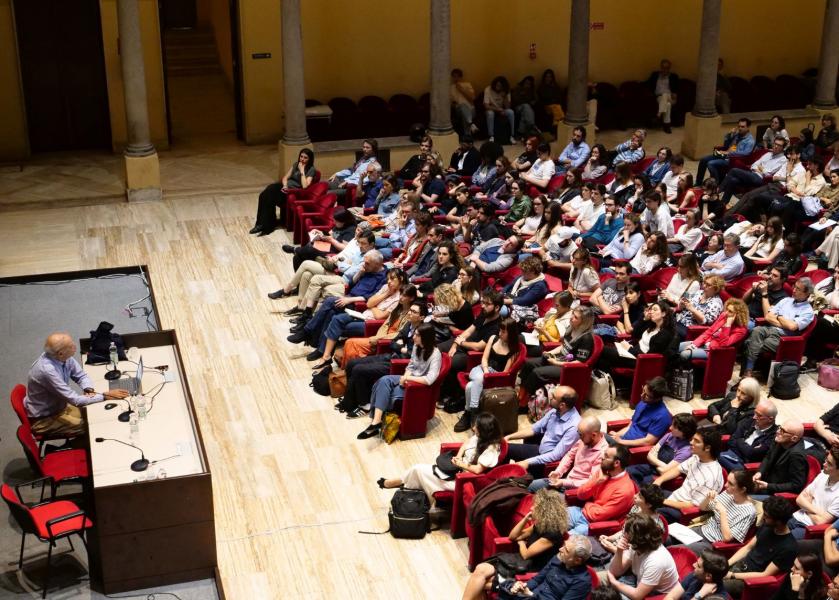 Un momento della lectio di Peter Singer nella sala Pio XII di via Sant'Antonio
