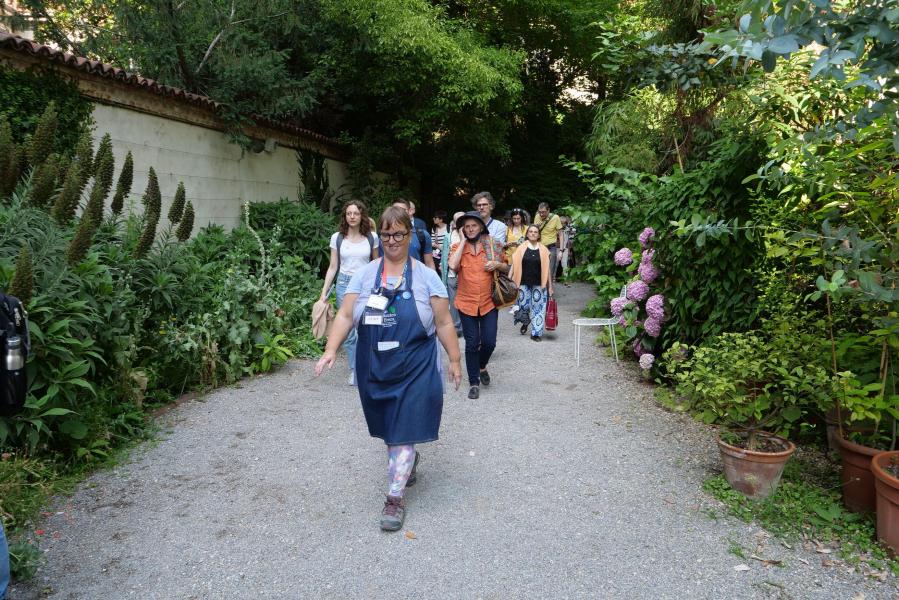 Il pubblico all’evento all’Orto Botanico di Brera, parte del palinsesto delle celebrazioni del Centenario dell’Università degli Studi di Milano. 