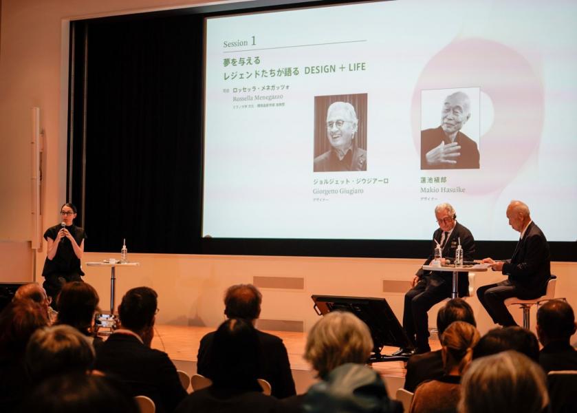 Rossella Menegazzo, docente di Storia dell'Arte dell’Asia Orientale all'Università degli Studi di Milano, al simposio internazionale DESIGN+LIFE. Interconnessioni sul palco con Giorgetto, designer e imprenditore, e Makio Hasuike, designer, architetto e imprenditore