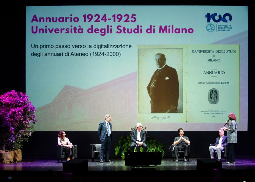 La consegna del primo annuario dell'Università degli Studi di Milano al rettore Elio Franzini.