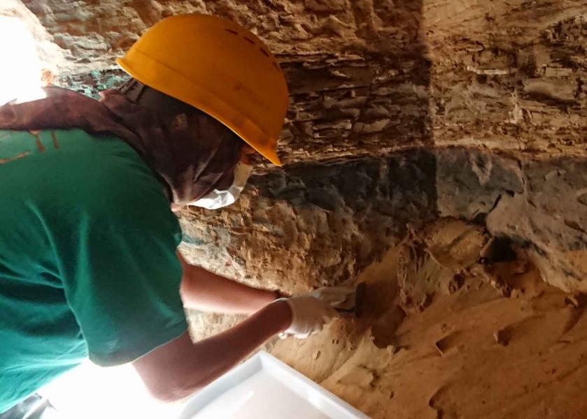 Archeologa all'interno della tomba