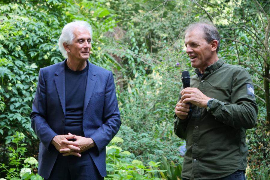 Il direttore artistico del Centenario dell'Università degli Studi di Massimiliano Finazzer Flory e Simone Moro, alpinista e pilota di elicotteri, ospite dell’evento all’Orto Botanico di Brera.