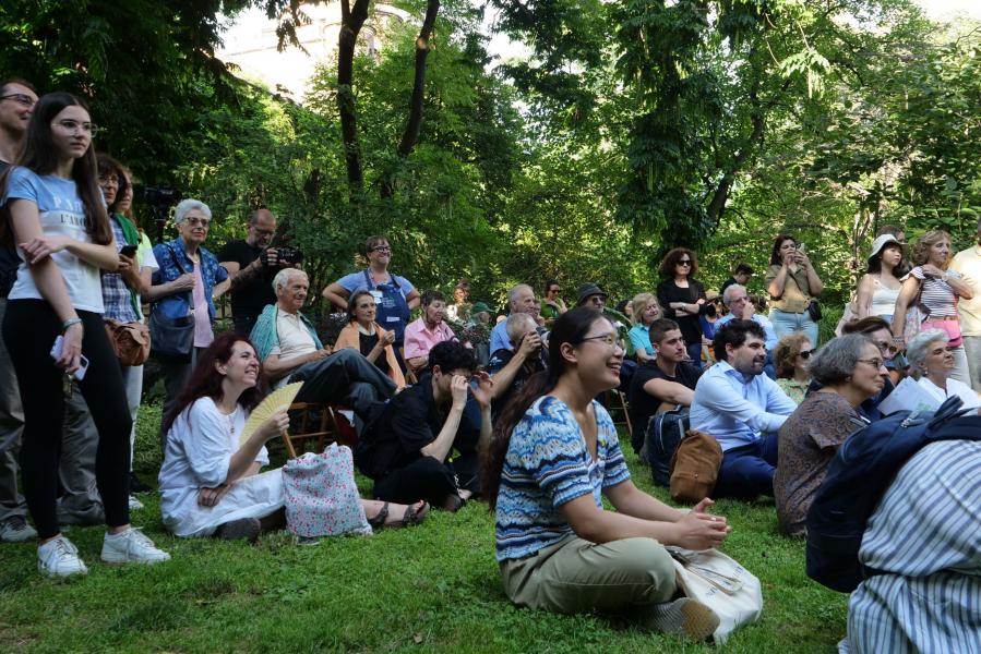 Il pubblico all’evento all’Orto Botanico di Brera, parte del palinsesto delle celebrazioni del Centenario dell’Università degli Studi di Milano.