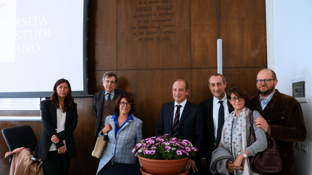 I cinque figli di Guido Galli alla presenza del rettore Elio Franzini e della prorettrice Marilisa D'Amico portano i fiori sotto la targa in ricordo della morte di Guido Galli