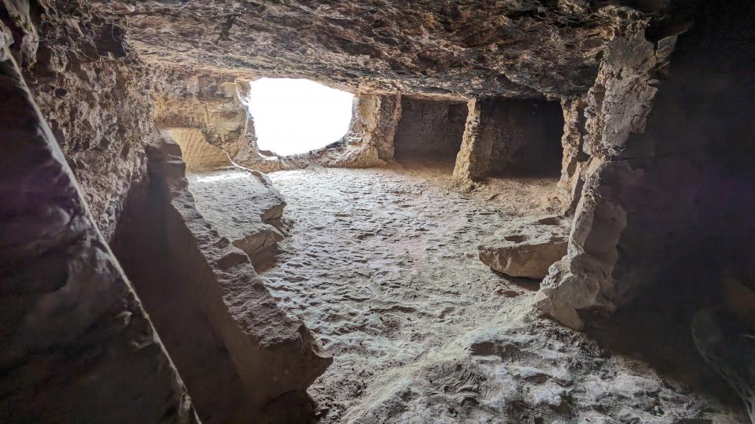 Una delle tombe nell’area circostante il Mausoleo dell'Aga Khan