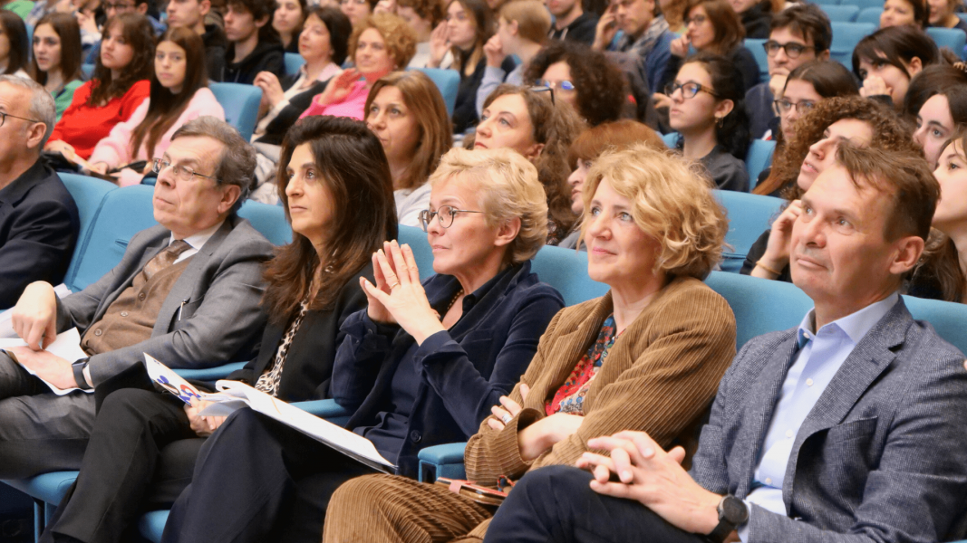 Partecipano all’UniStem Day il rettore Elio Franzini, la docente di Biologia generale Lucia Colombo, la docente di Farmacologia e senatrice a vita Elena Cattaneo e la docente di Medicina legale Cristina Cattaneo 