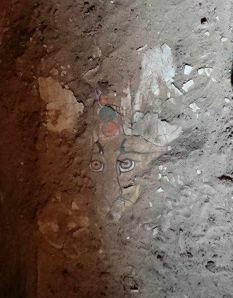 Il frammento di un coperchio di un sarcofago su cui è rappresentato il muso di un leopardo