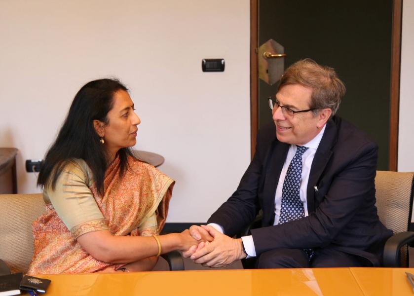 L’ambasciatrice indiana H.E. Vani Rao e il rettore Elio Franzini firmano il MoU per instituire la prima Cattedra interdipartimentale in Studi Indiani all’Università degli Studi di Milano.
