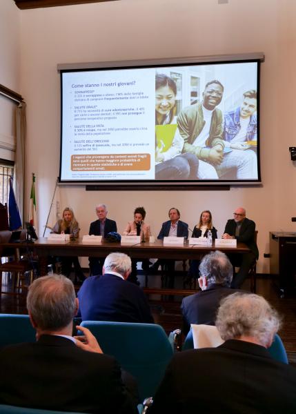 Claudia Dellavia, delegata del Preside della Facoltà di Medicina e Chirurgia alla Terza Missione, Antonio La Torre, docente e delegato allo Sport della Statale, i coordinatori del progetto Gaia Pellegrini e Maurizio Gallieni, Aldo Bruno Giannì, preside della Facoltà di Medicina e Chirurgia