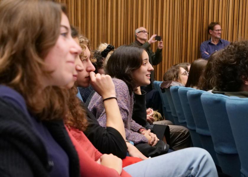 Studenti e studentesse partecipano all’evento dedicato al cantautore Francesco Guccini all'Università degli Studi di Milano.