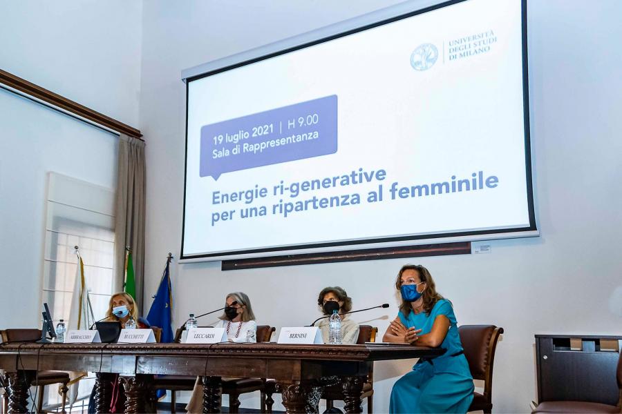 La tavola rotonda "Carriere femminili e reti universitarie" coordinata da Maria Pia Abbracchio - Foto Marco Riva