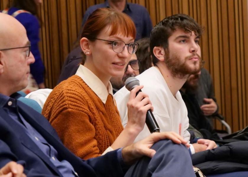 Studenti e studentesse partecipano all’evento dedicato al cantautore Francesco Guccini all'Università degli Studi di Milano.