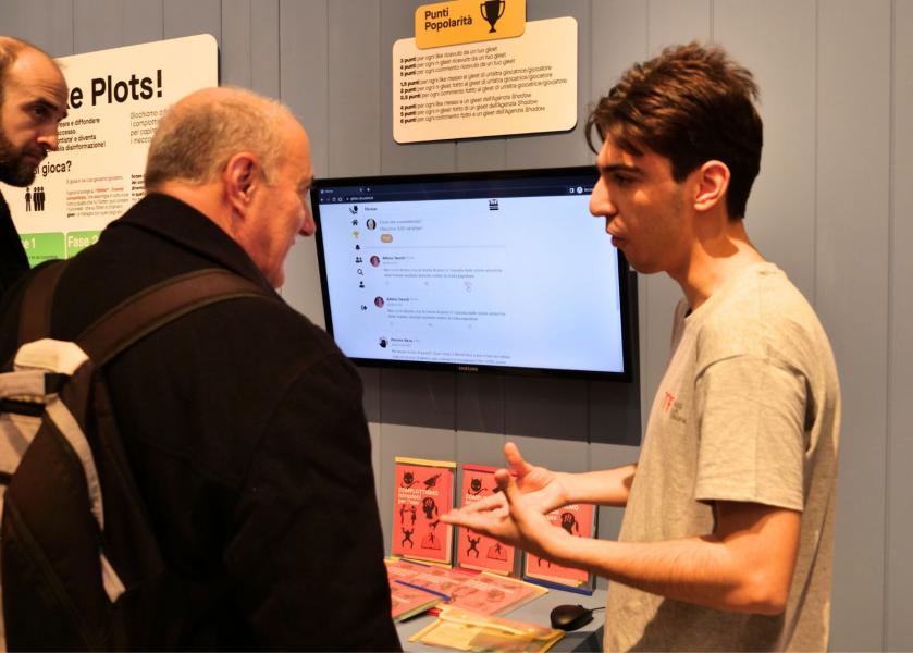 Una guida spiega una delle attività proposte al Museo della Filosofia.