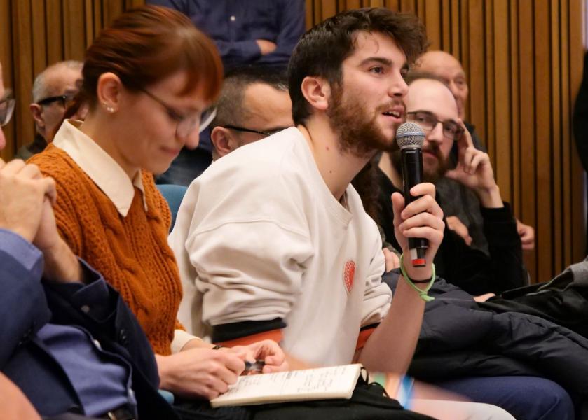 Studenti e studentesse partecipano all’evento dedicato al cantautore Francesco Guccini all'Università degli Studi di Milano.