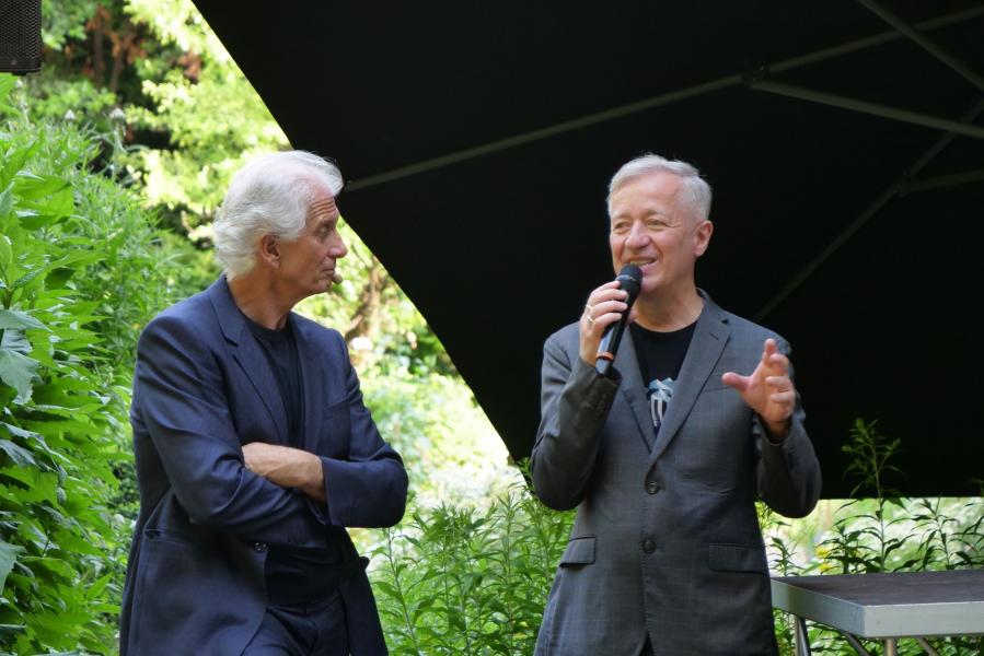 Il direttore artistico del Centenario dell'Università degli Studi di Massimiliano Finazzer Flory e Max Casacci, musicista, produttore e co-fondatore dei Subsonica, ospite dell’evento all’Orto Botanico di Brera. 