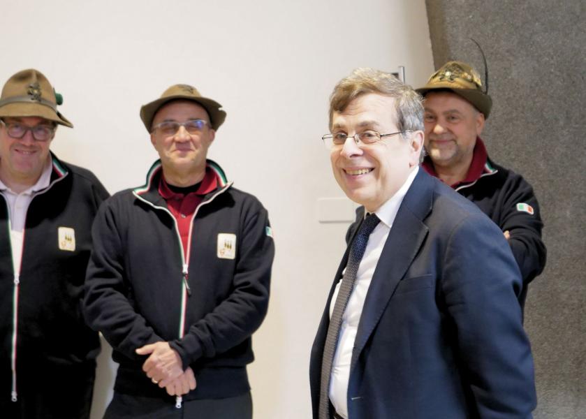 Il coro degli Alpini con il rettore Elio Franzini.
