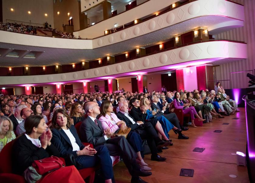 Il pubblico dell'evento “Come raccontare la bellezza” fuori dal Teatro Lirico "Giorgio Gaber".