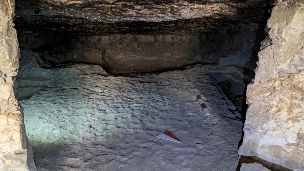 Una delle tombe nell’area circostante il Mausoleo dell'Aga Khan