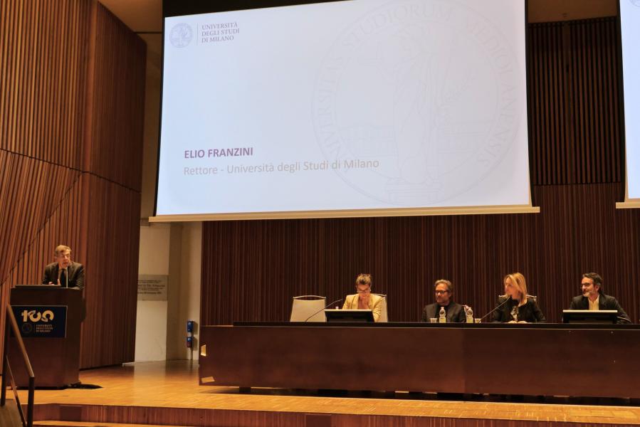 Il rettore Elio Franzini e gli oratori: Francesca Tosarini, psicologa e psicoterapeuta di Telemaco Milano, Massimo Recalcati, psicoanalista e saggista, Sabrina Scampini, giornalista, Lamberto Bertolè, assessore al Welfare e Salute del Comune di Milano.