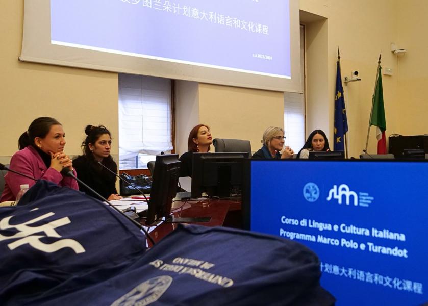 La prorettrice all’Internazionalizzazione Antonella Baldi dà il benvenuto a studentesse e studenti di nazionalità cinese che aderiscono al Programma Marco Polo e Turandot.