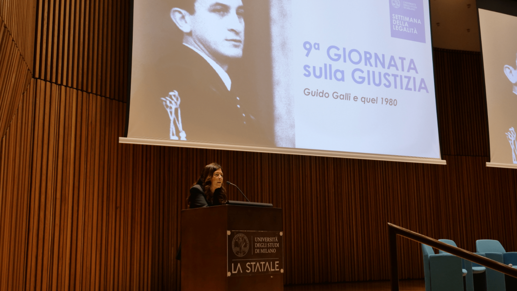 Saluti istituzionali con la prorettrice Marilisa D'Amico che presenta la 9ᵃ Giornata sulla Giustizia dedicata al ricordo di Guido Galli, magistrato e docente di Procedura penale e di Criminologia della Statale