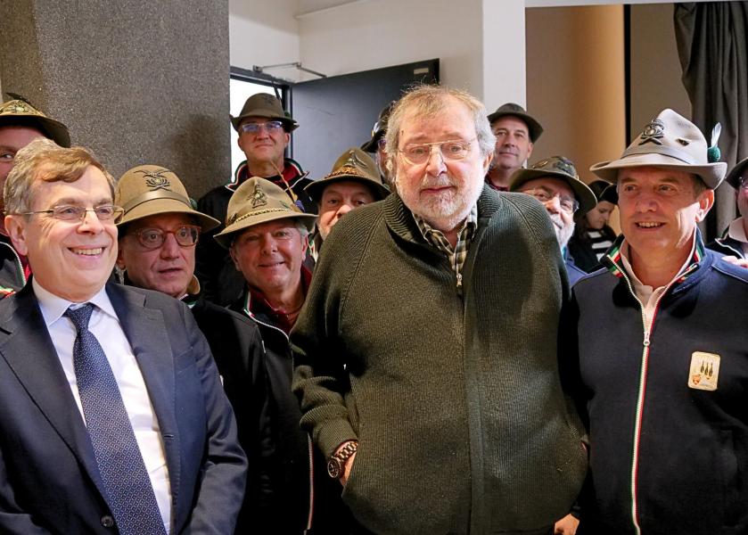 Il rettore Elio Franzini e il cantautore Francesco Guccini all'Università degli Studi di Milano.