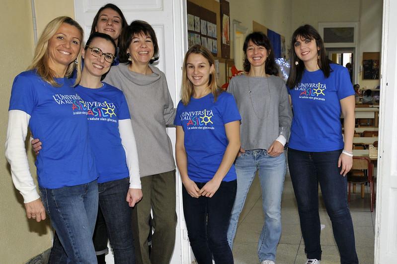 Le studentesse di Igiene Dentale con l'assessore all'Educazione Laura Galimberti - Foto Comune di Milano