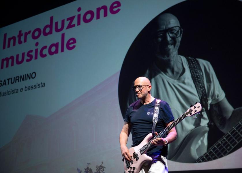  Saturnino, musicista e bassista.
