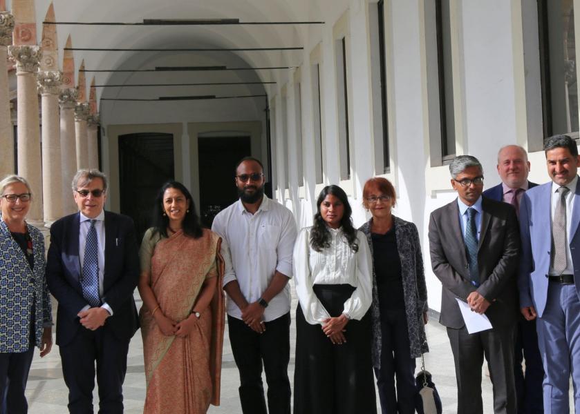 Il console indiano Lavanya Kumar, il rettore Elio Franzini, l’ambasciatrice indiana H.E. Vani Rao, la prorettrice Antonella Baldi, Amararam Gurjar dell’Ambasciata indiana, Cinzia Pieruccini e Marco Castellari, docenti della Statale, e i due Phd Sai Bonumallu e Tamil Sundaram.