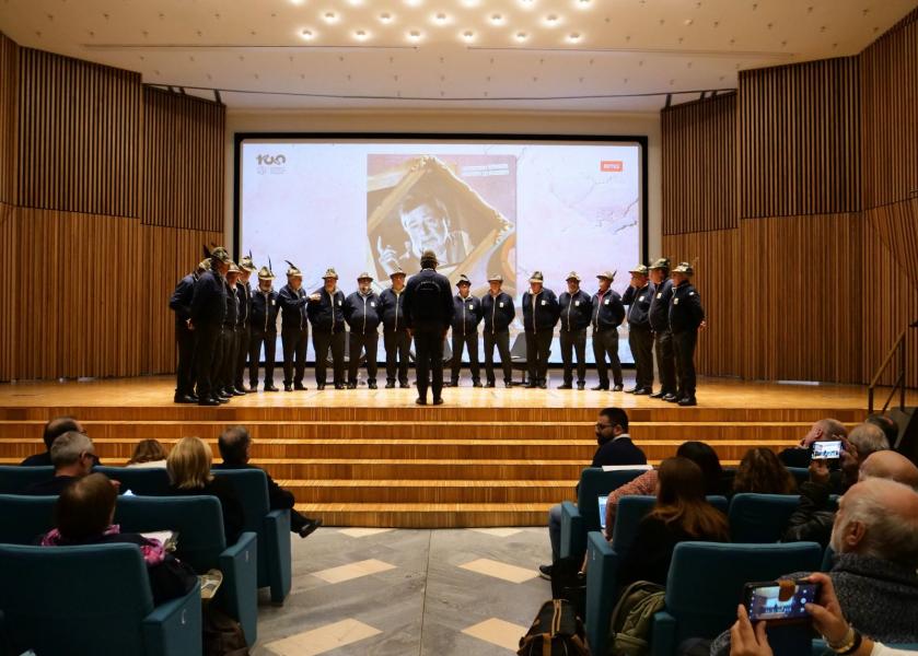 Il coro degli Alpini introduce il cantautore Francesco Guccini all'Università degli Studi di Milano.