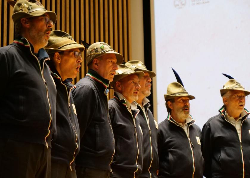 Il coro degli Alpini introduce il cantautore Francesco Guccini all'Università degli Studi di Milano.