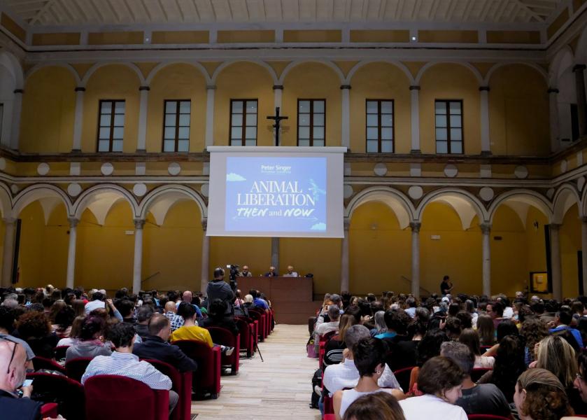 Un momento della lectio di Peter Singer nella sala Pio XII di via Sant'Antonio