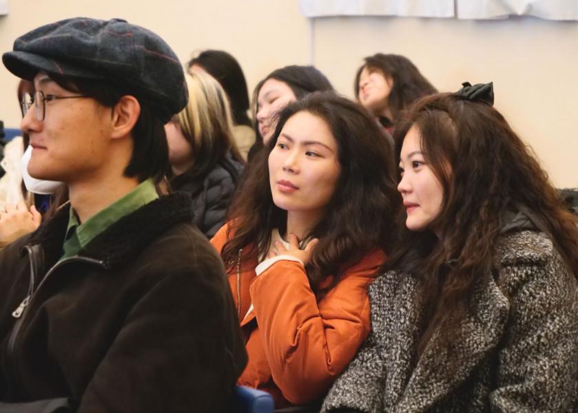 Studentesse e studenti di nazionalità cinese che aderiscono al Programma Marco Polo e Turandot ascoltano la presentazione all’Università degli Studi di Milano.