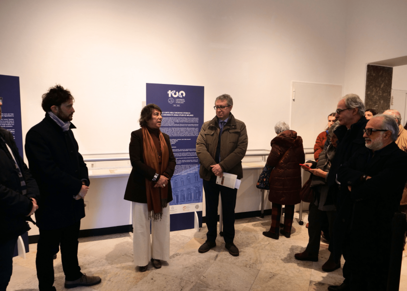L'inaugurazione della mostra con i curatori, la prorettrice Marina Carini, i direttori dei dipartimenti di Filosofia e Studi storici, Marcello D'Agostino e Andrea Gamberini