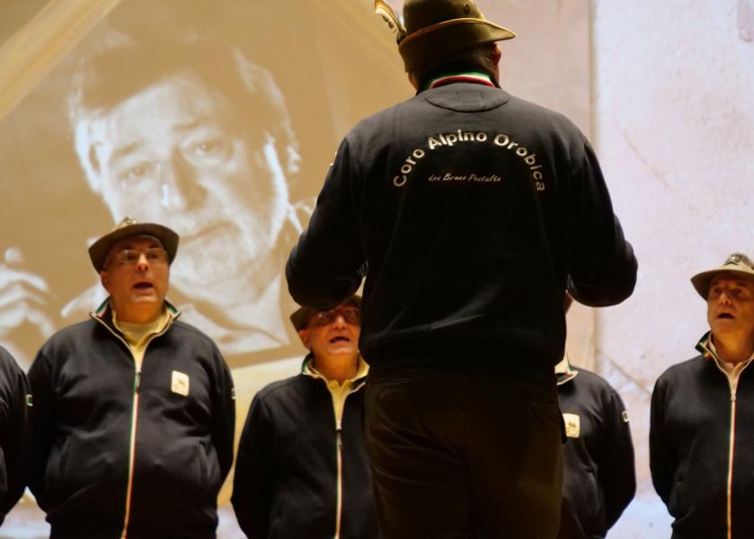 Il coro degli Alpini introduce il cantautore Francesco Guccini all'Università degli Studi di Milano.