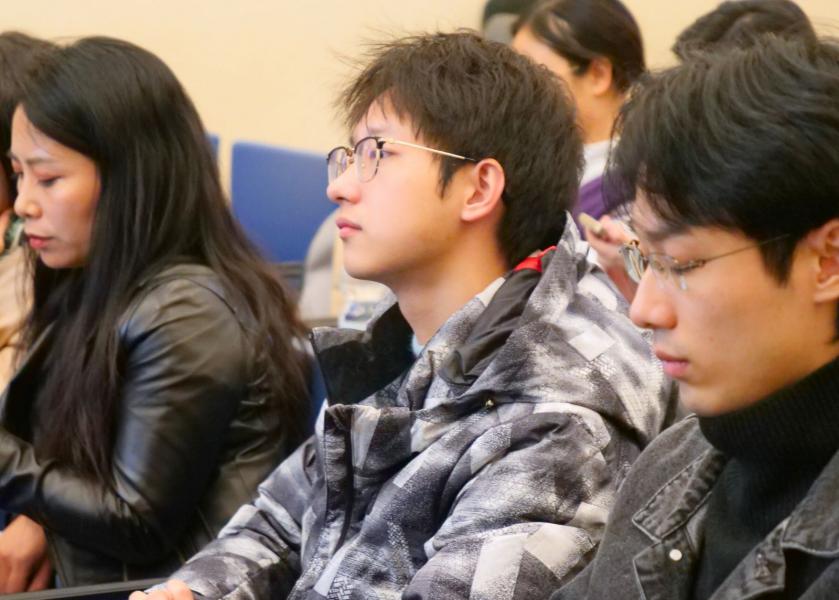Studentesse e studenti di nazionalità cinese che aderiscono al Programma Marco Polo e Turandot ascoltano la presentazione all’Università degli Studi di Milano.