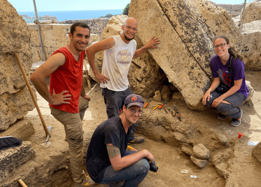 Luca Restelli con i colleghi sullo scavo di Selinunte, nell'estate 2022