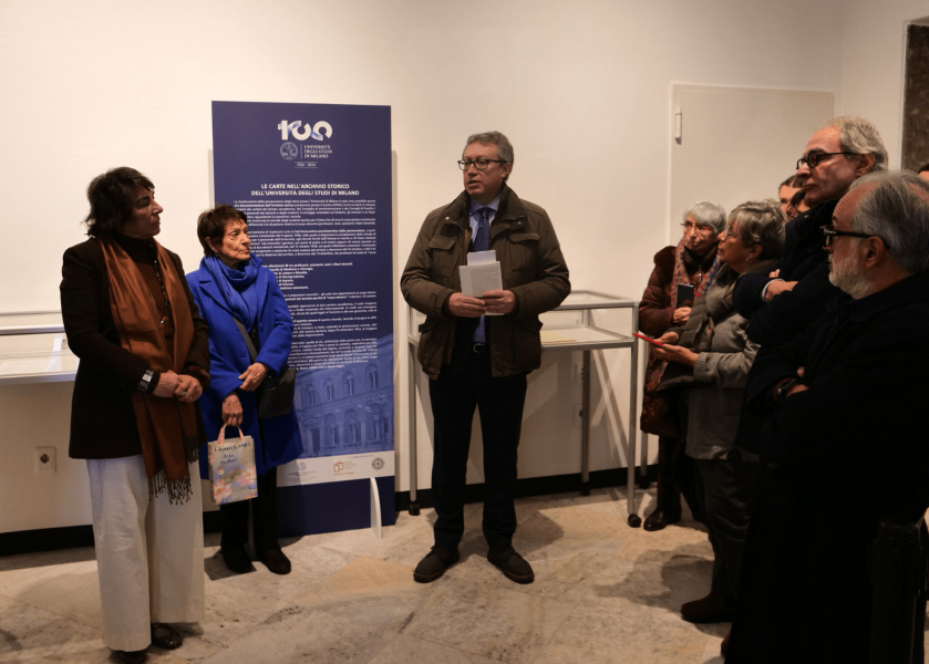 L'inaugurazione della mostra con i curatori, la prorettrice Marina Carini, i direttori dei dipartimenti di Filosofia e Studi storici, Marcello D'Agostino e Andrea Gamberini