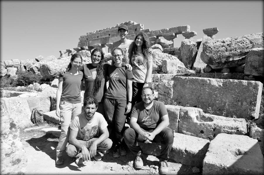 Il gruppo di scavo del saggio entro cella del Tempio R. Credit: Antonino Di Maio